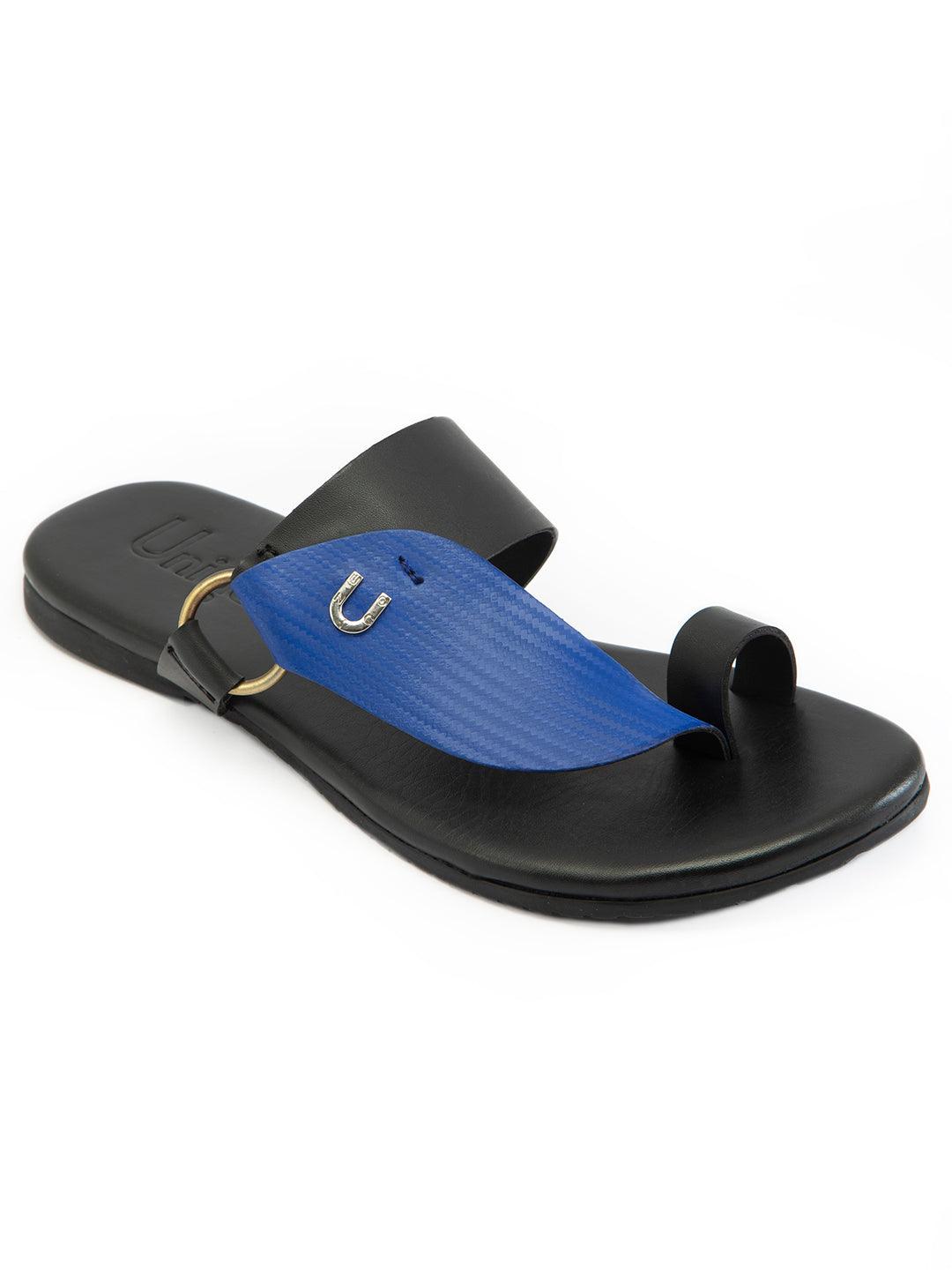 In blue outlet chappals